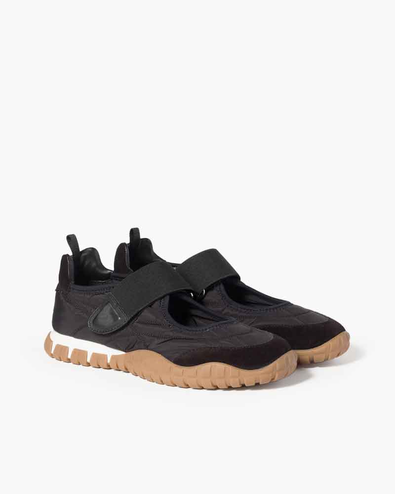 womens-airport-outfit-comfortable-lightweight-ballerinas