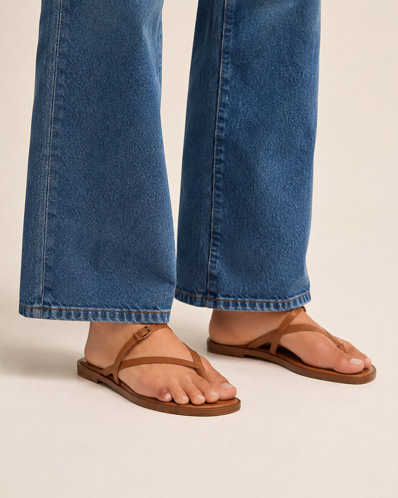 Casual-Beach-Day-Minimal-Strappy-Flat-Sandals-1