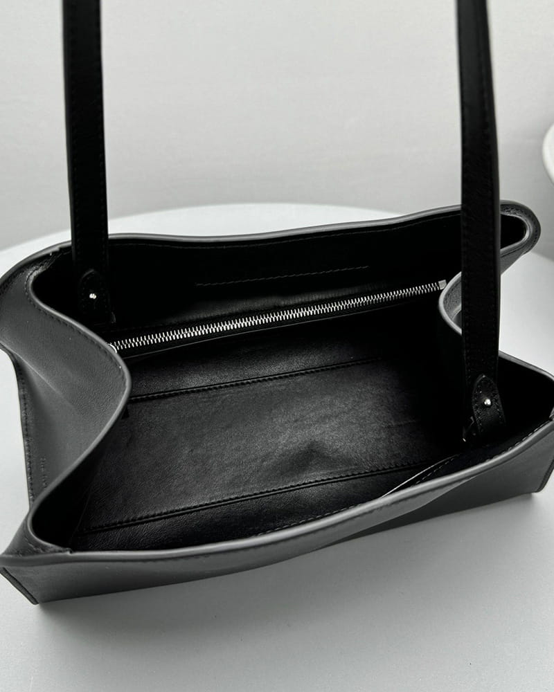 Evening-Stroll-Minimal-Leather-Shoulder-Clutch-3