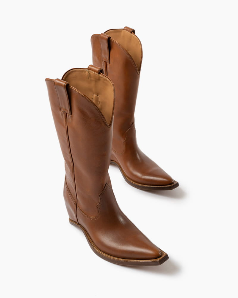 Everyday-City-Stroll-Curved-Heel-Leather-Boots-11