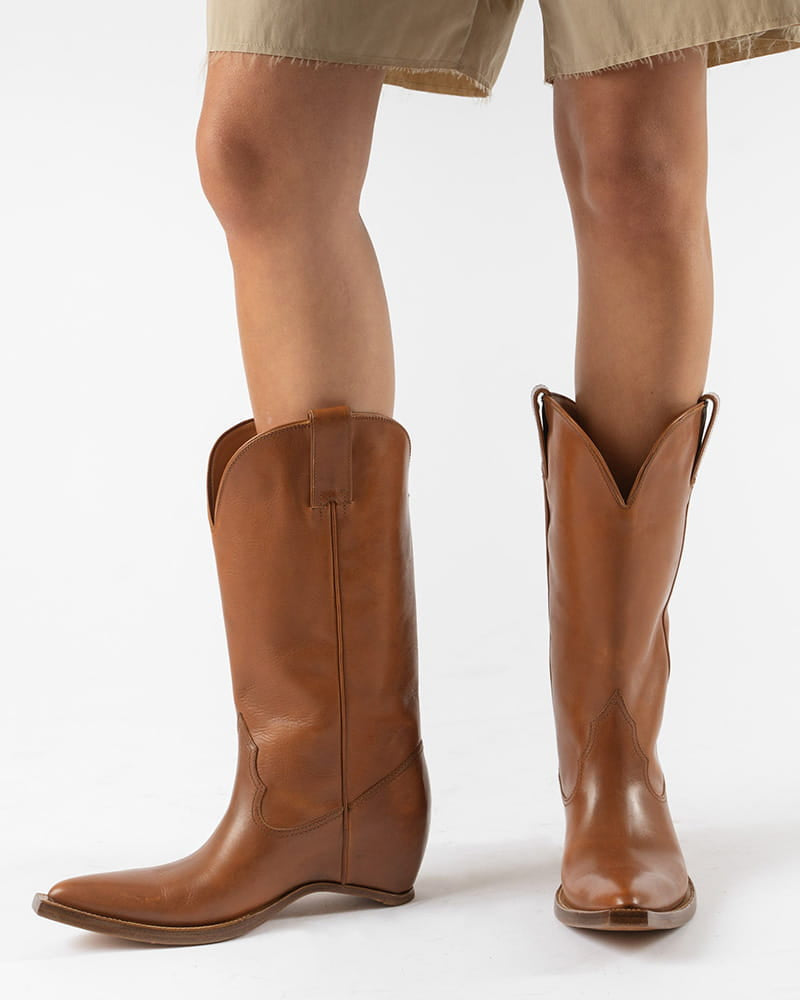 Everyday-City-Stroll-Curved-Heel-Leather-Boots-10