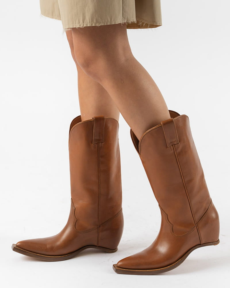 Everyday-City-Stroll-Curved-Heel-Leather-Boots-7