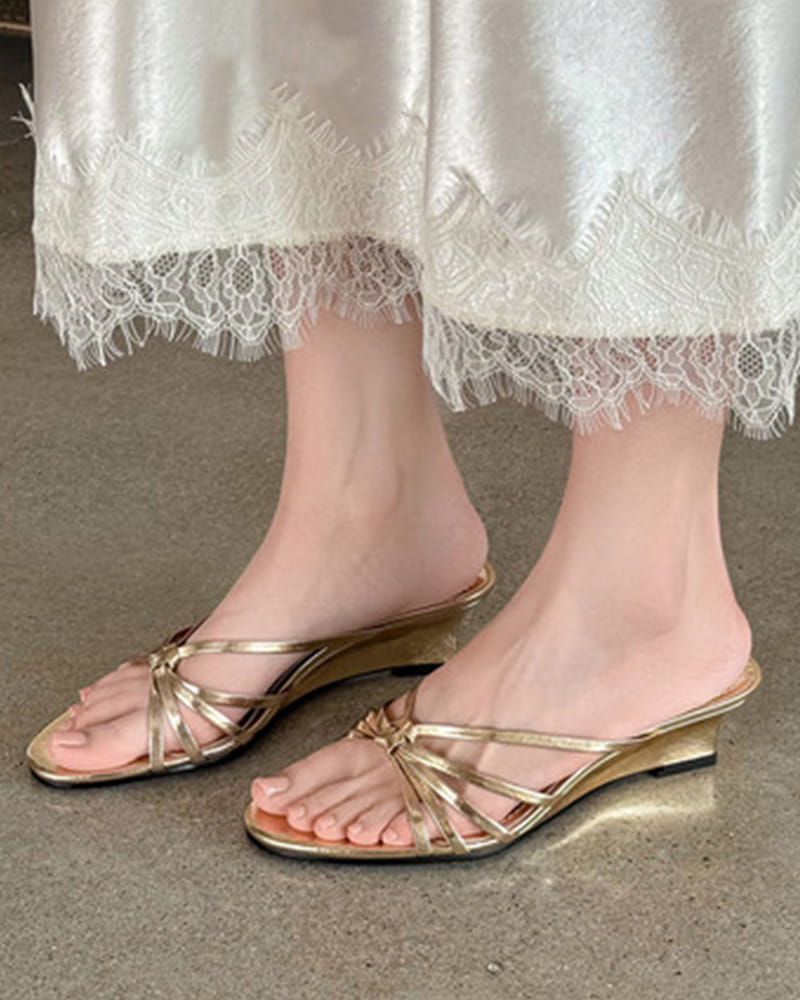 Holiday-Street-Metallic-Strappy-Slide-Sandals-10